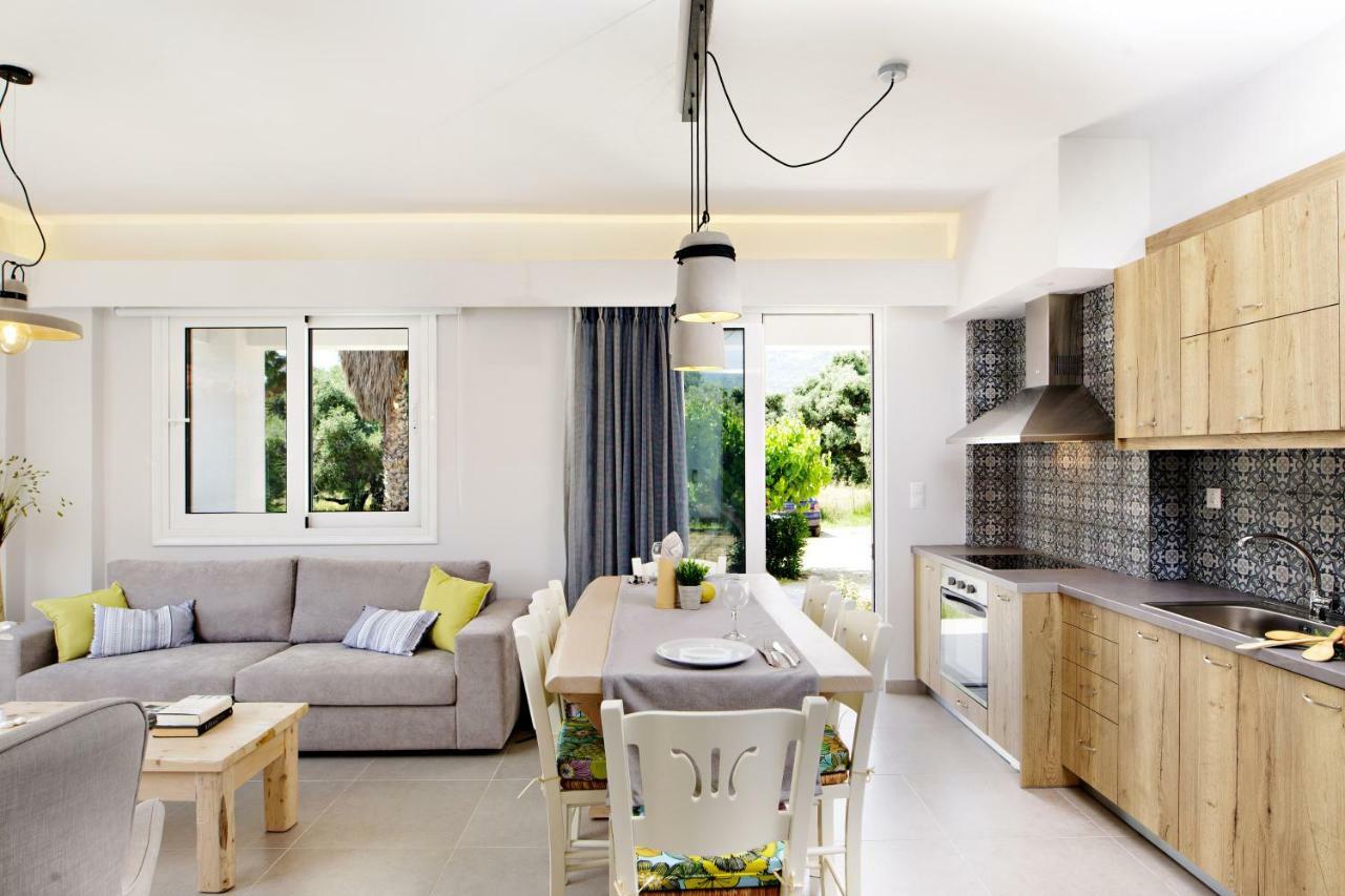 פלאקיאס Irida Guesthouse By The Pool מראה חיצוני תמונה