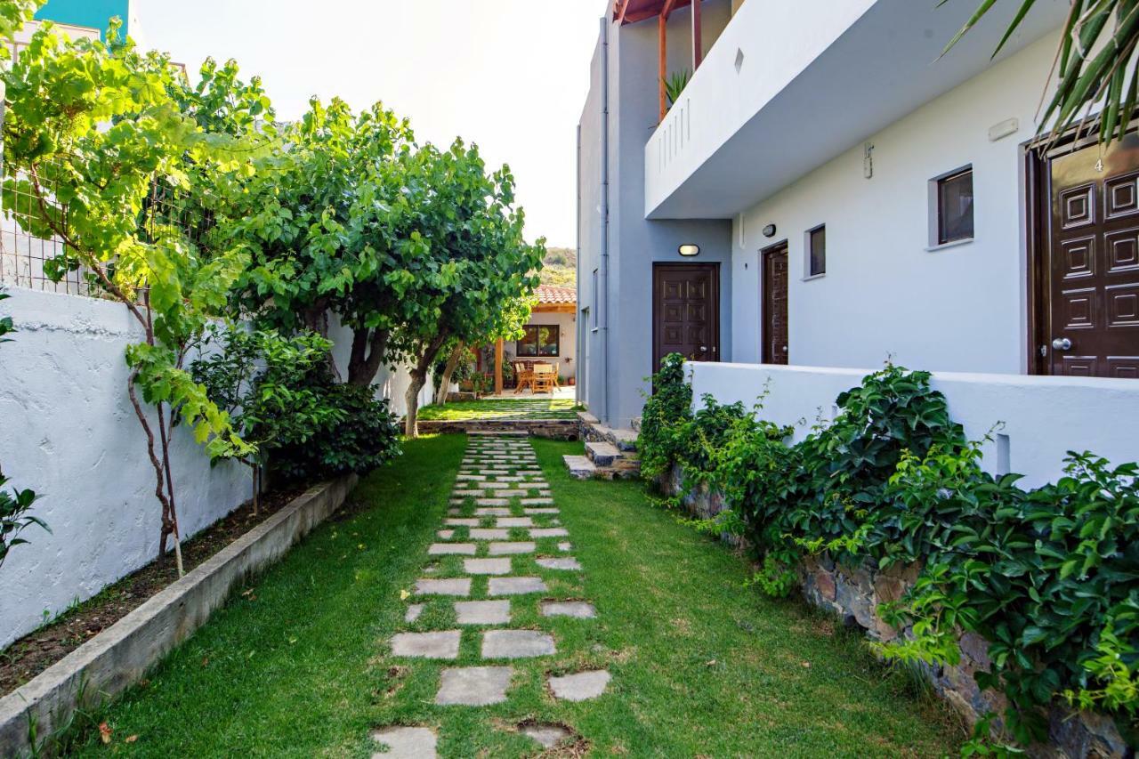 פלאקיאס Irida Guesthouse By The Pool מראה חיצוני תמונה