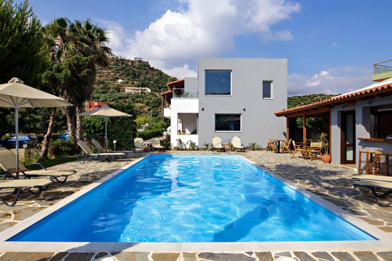 פלאקיאס Irida Guesthouse By The Pool מראה חיצוני תמונה